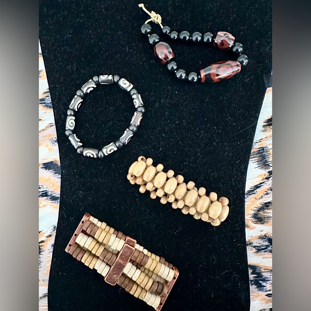 Set of 4 stretch boho style bracelets